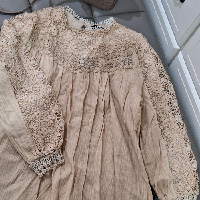 Atasan Brukat Linen Coklat LFY dengan Renda Elegan dan Lengan Panjang