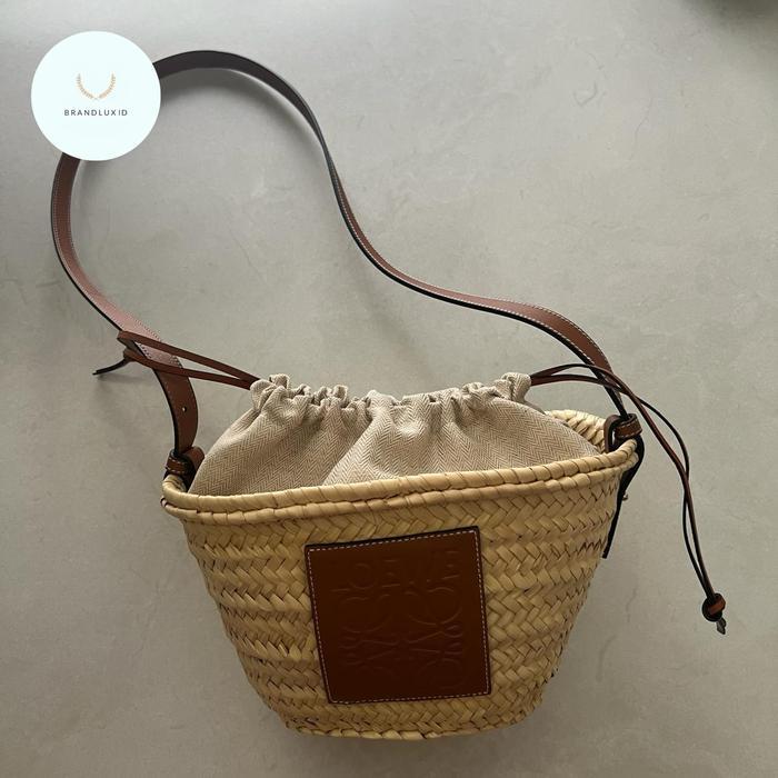 LOEWE ANAGRAM RAFFIA DRAWSTRING BUCKET BAG WITH LONGSTRAP NATURAL/TAN