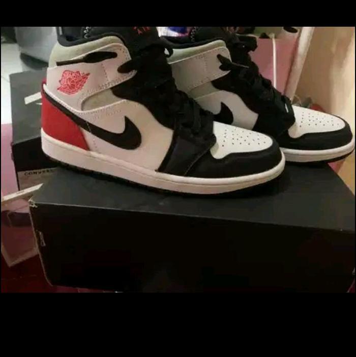 Nike Sepatu Air Jordan 1 Mid Hitam Putih Merah dengan Logo Hitam dan Desain Sporty untuk Pria dan Wa