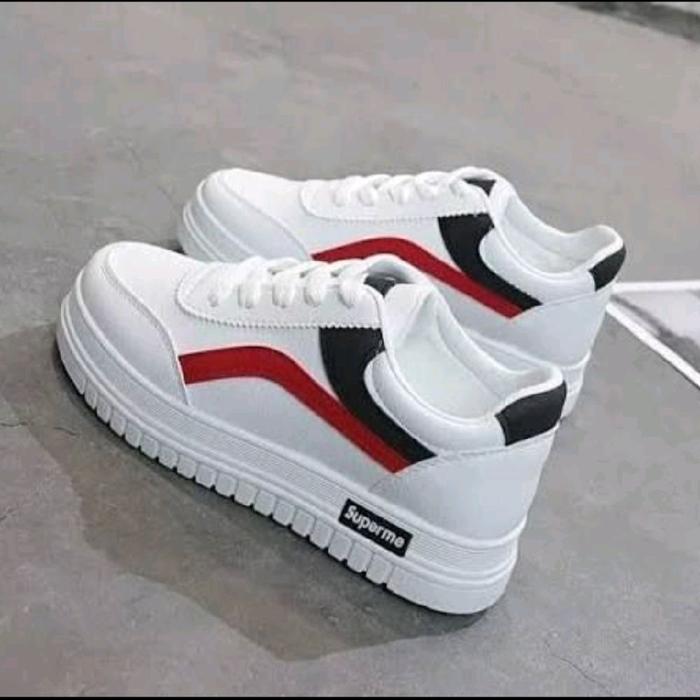 Sepatu Sneaker Putih dengan Desain Merah dan Hitam Supreme Pria