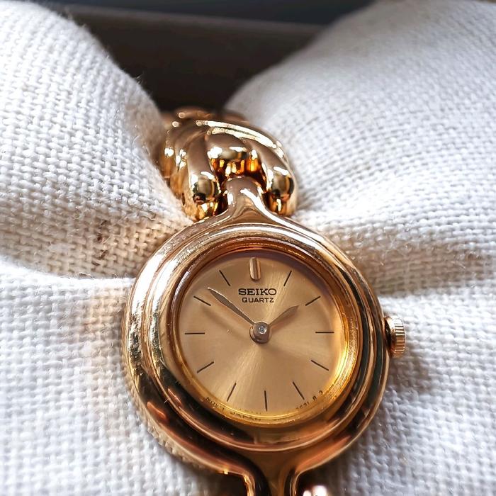 Seiko Vintage Ladies Rantai Gold Jam tangan klasik dengan desain yang menarik. Cocok untuk wanita ya