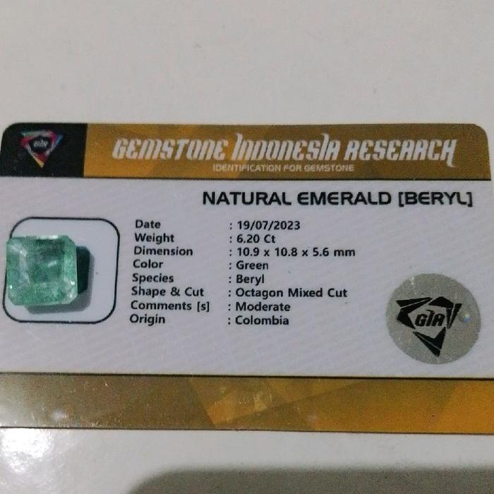 Batu Permata Zamrud Colombia