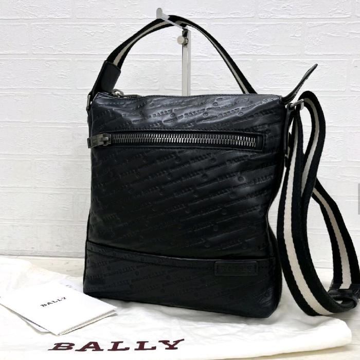 Sling Bag Bally Authentic Preloved Japan Tampilan Motif Kulit Tertanam Embos Logo, Serta ada Logo Ti