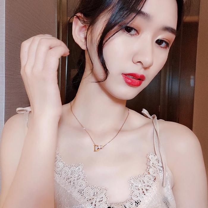 Kalung Wanita Elegan Titanium Lapis Emas Model Liontin Huruf D anti karat