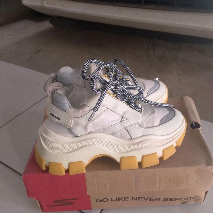 sepatu second branded prada pegasus size 35 original authentic