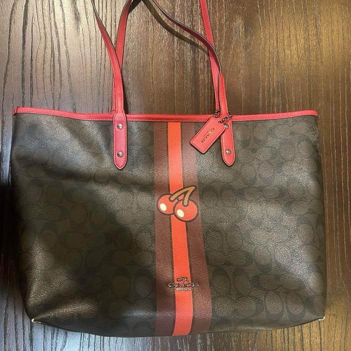 Tas tote bag merk coach preloved original bekas ukuran panjang 30 cm x lebar 15 cm x tinggi 45 cm