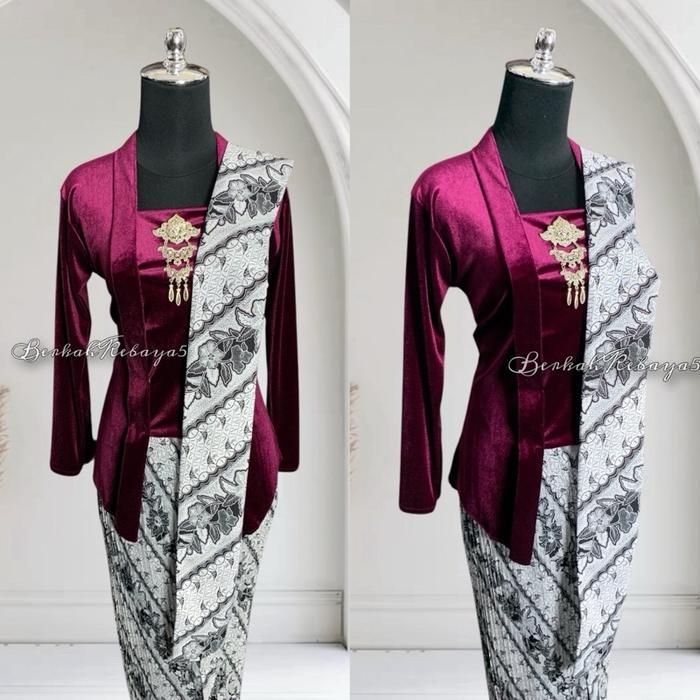Setelan Kebaya Kutu Udru Warna Burgundy / Kebaya + Selendang + Jarik Wiru Plisket Motif Parang Kusum
