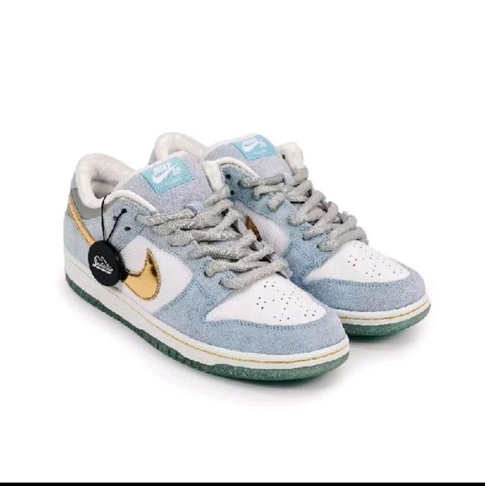 Nike Sepatu Dunk Low Warna Biru dengan Logo Emas dan Putih untuk Pria dan Wanita