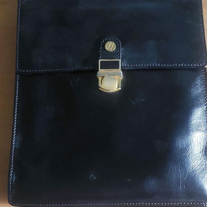 Tas Selempang Pria GOLD PFEIL Hitam dengan Detail Logam di Depan Kulit