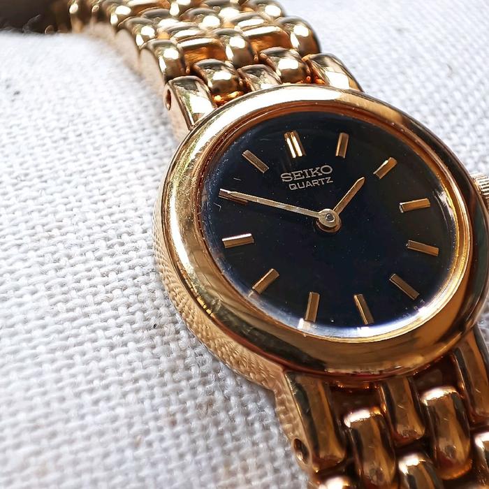 Seiko Vintage Ladies Rantai Gold   Jam tangan klasik dengan desain yang menarik. Cocok untuk wanita 