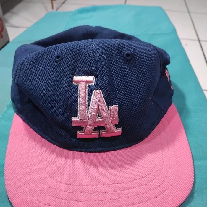 Topi LA Biru dan Pink dengan Logo LA