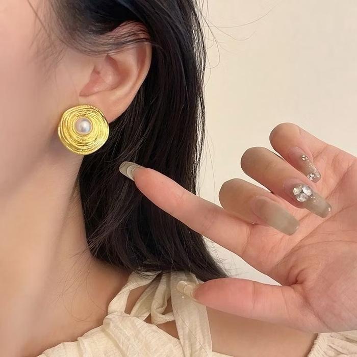 MAMOMA - Anting Tusuk Wanita Subeng Bali Aksesoris Kebaya Tradisional Warna Emas Kombinasi Mutiara [
