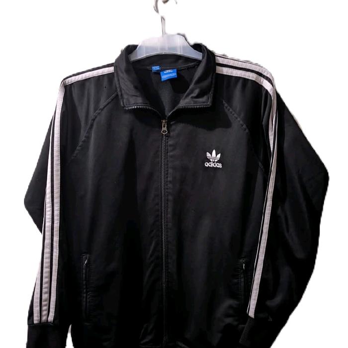 Adidas Jaket Tracktop Hitam dengan Logo Putih di Dada untuk Produk Adidas