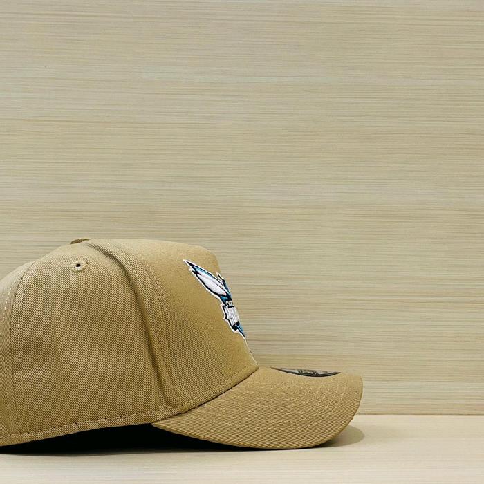 Topi baseball warna full cream bordir hornet