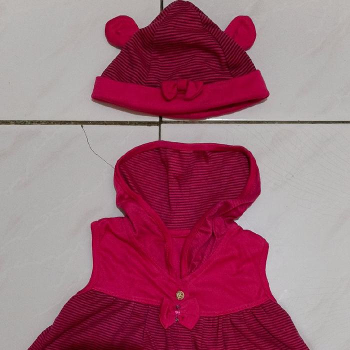 Dres Anak Merah dengan Hoodie dan Rumbai Lucu untuk Tampilan Stylish