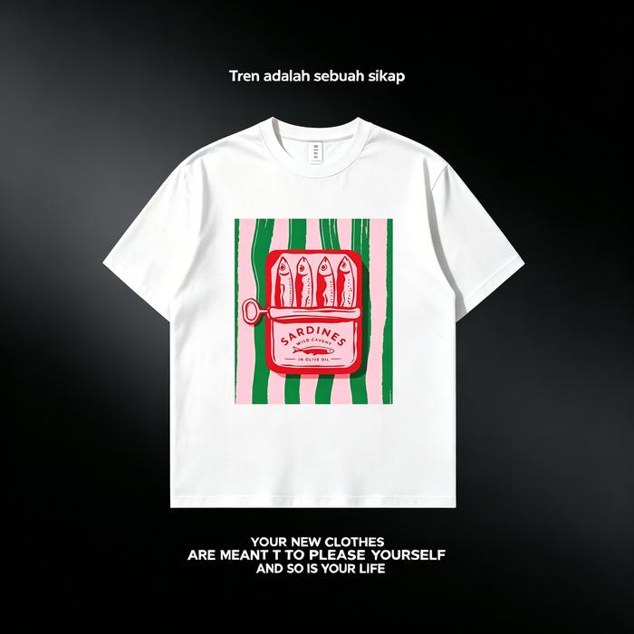 Kaos ilustrasi kaleng sarden "Sardines Wild Caught In Olive Oil" gaya seni pop art retro, desain kot