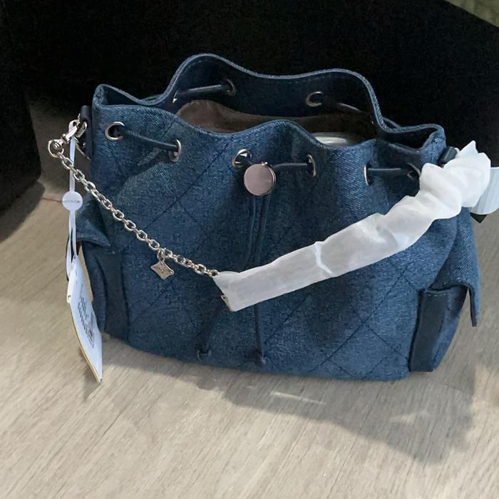Tas Bahu Jeans dengan Rantai dan Tali Putih - Tas Bahu Jeans dengan Rantai dan Tali Putih
