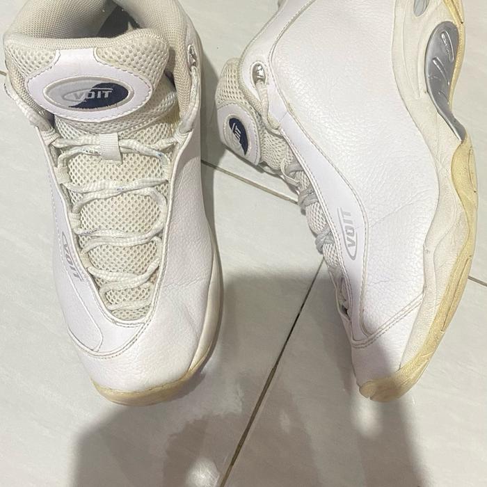 Voit Sepatu Basket Vintage Putih dengan Desain Nyaman dan Tahan Lama untuk Pemain Basket