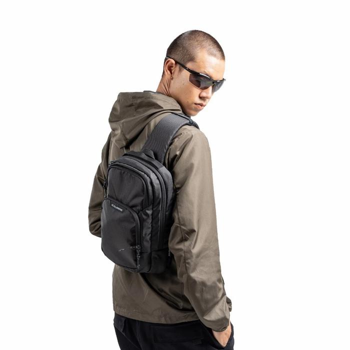 Tas Selempang Pria Kalibre Sling Bag Nacht Black 6L 922237000 Minimalis Compact dengan 3 Kompartemen