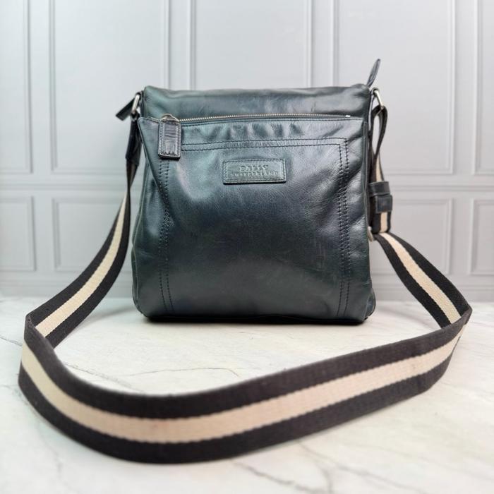 Bally Switzerland Slingbag Pria Preloved dengan Tali Selempang Bergaris Hitam dan Krem