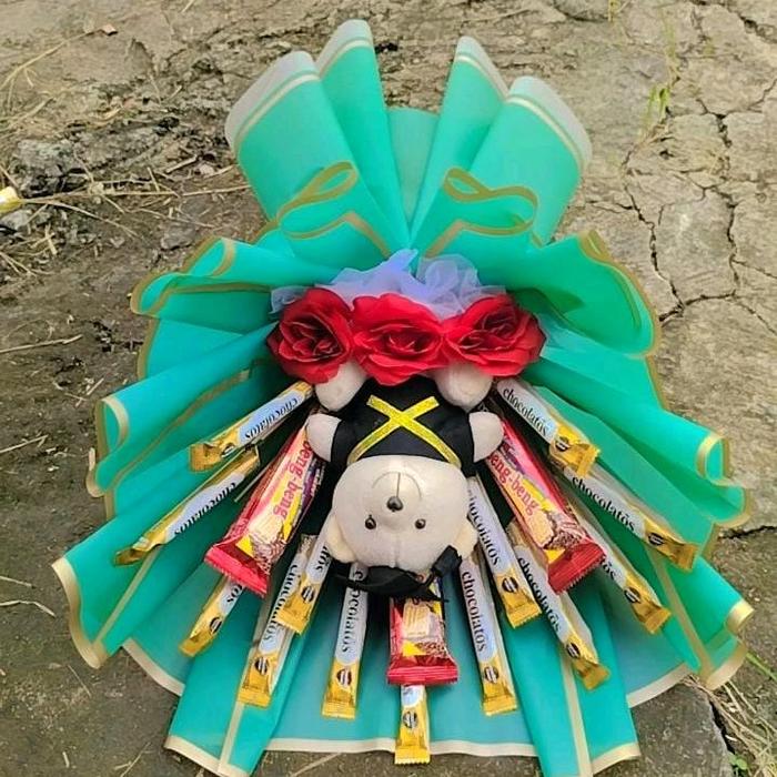 Buket Boneka Mix Snack dengan Hiasan Warna Hijau dan Pita Merah untuk Produk Anda