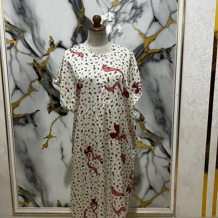 Daster Habel dengan Desain Bunga Merah dan Putih