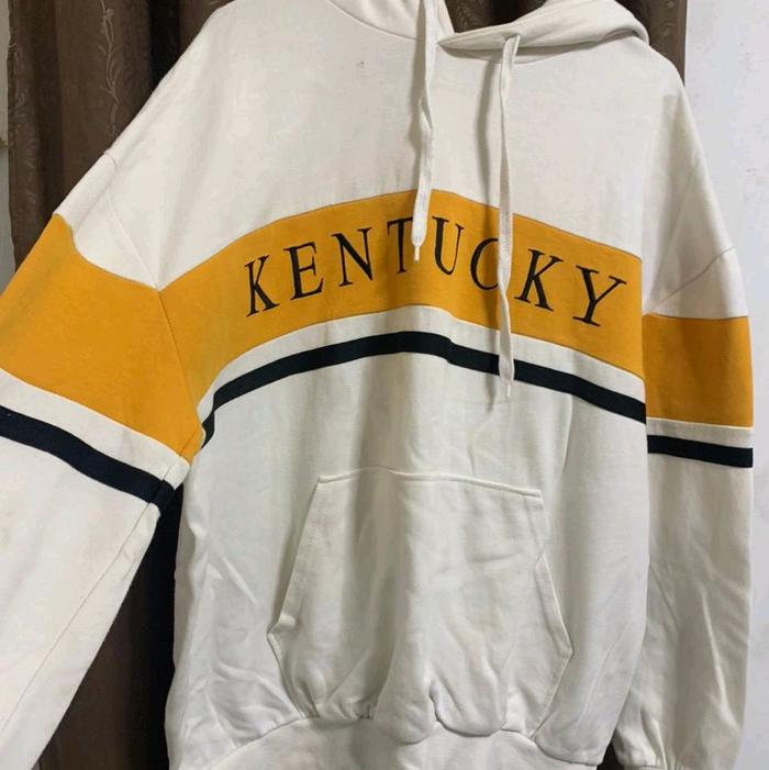 Kentucky Hoodie Putih dengan Lengan Kuning dan Hitam