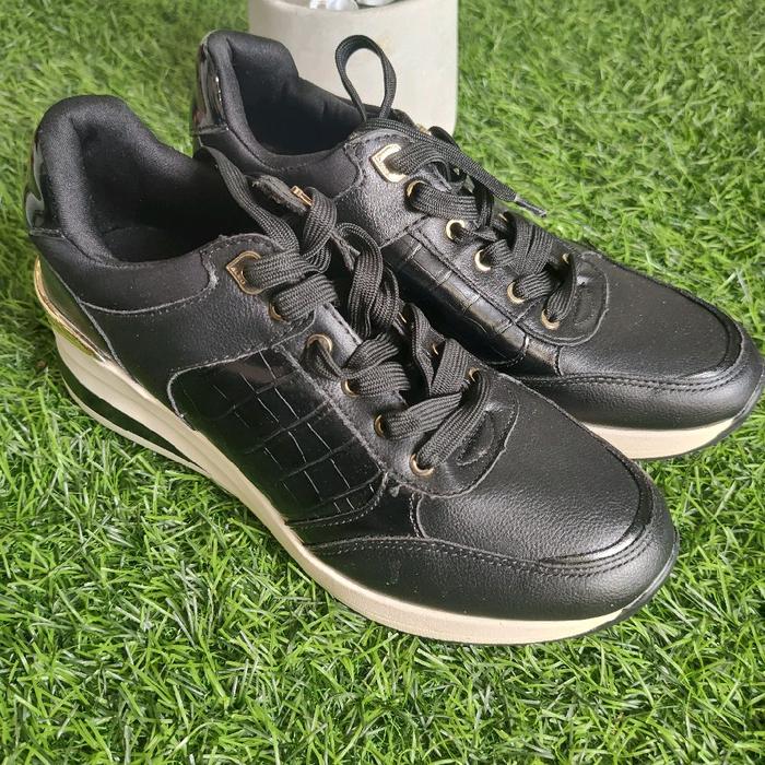 Sepatu casual; sepatu kulit wanita warna hitam; sepatu Aldo sneakers wedges black ; Sneakers kulit w