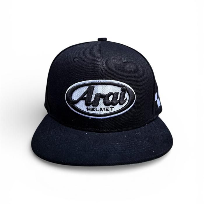 Arai Snapback Topi Arai Hitam Putih dengan Logo Helm yang Menonjol