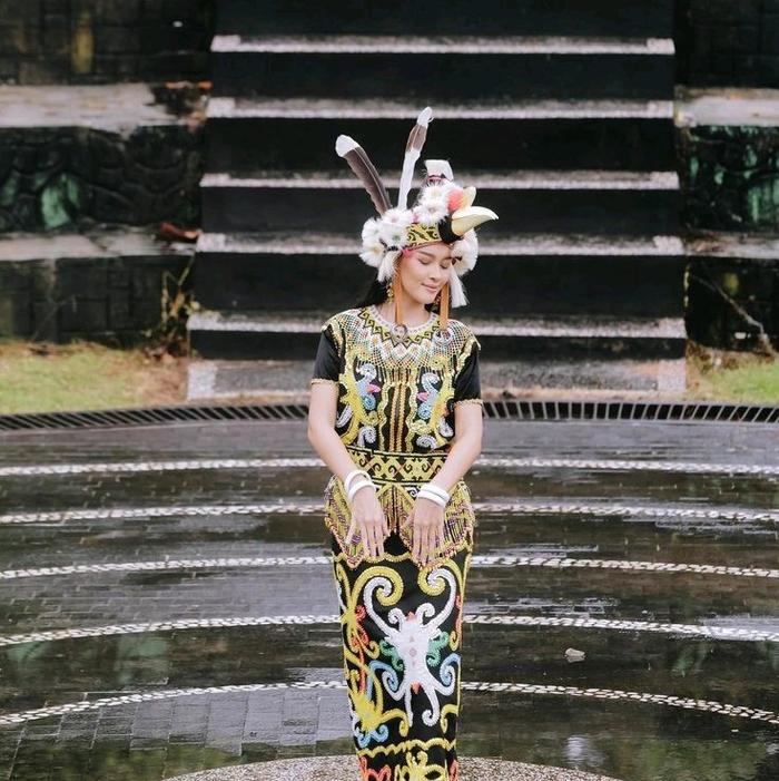 Set Baju Adat Dayak Full Aksesoris dengan Bulu Burung dikepala