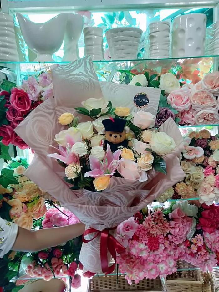 Hand Bouquet – 543 Buket Bunga Wisuda Artificial Buket Boneka Wisuda Terbaru