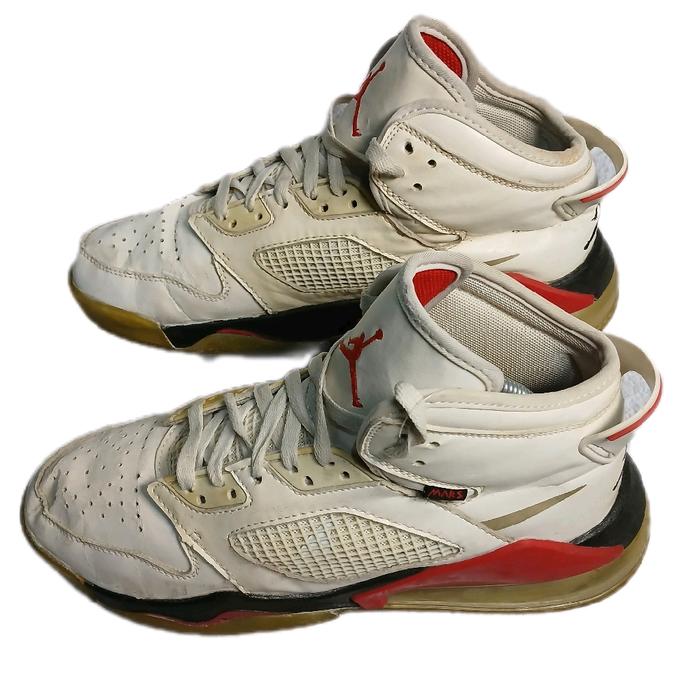 Sepatu Olahraga Sneakers Kasual Nike Air Jordan Mars 270 White Fire Red Size 44