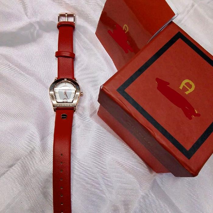 jam tangan wanita kulit mateng bahan bagus banget sangat cocok untuk kamu yg fashion trendy