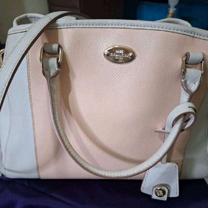 Coach Tas Tangan Wanita Warna Pink dan Putih dengan Logo Emas