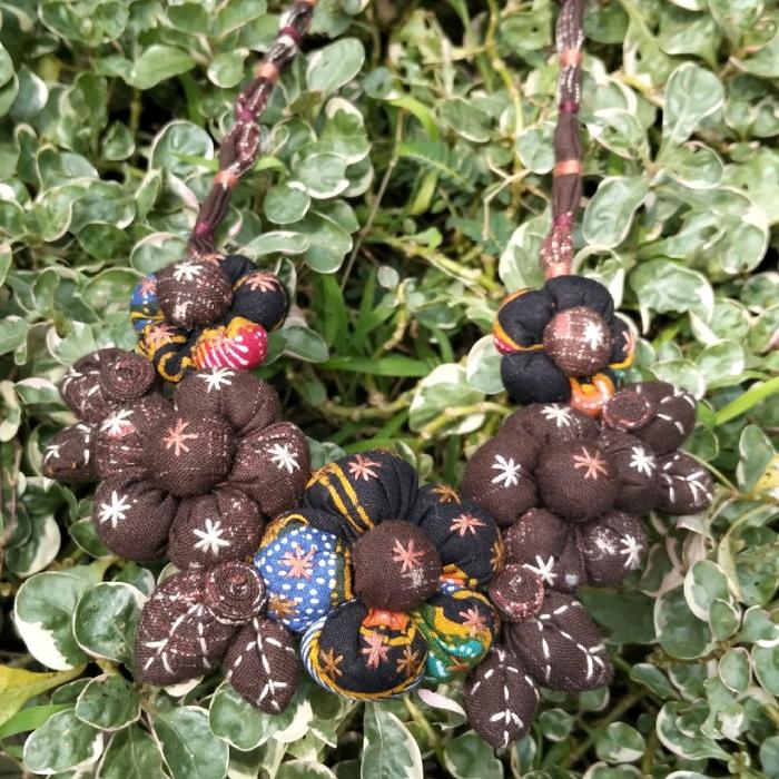 kalung bunga sulam benang