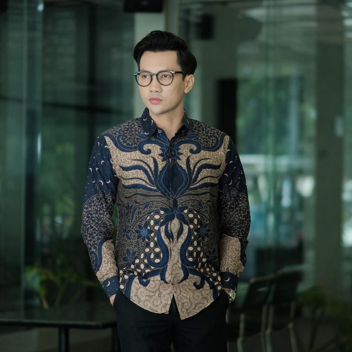BATIK NINGRATAN EXCLUSIVE SERIES MOTIF NARESWARA BIRU NAVY Kemeja Batik Pria Premium Lengan Panjang 