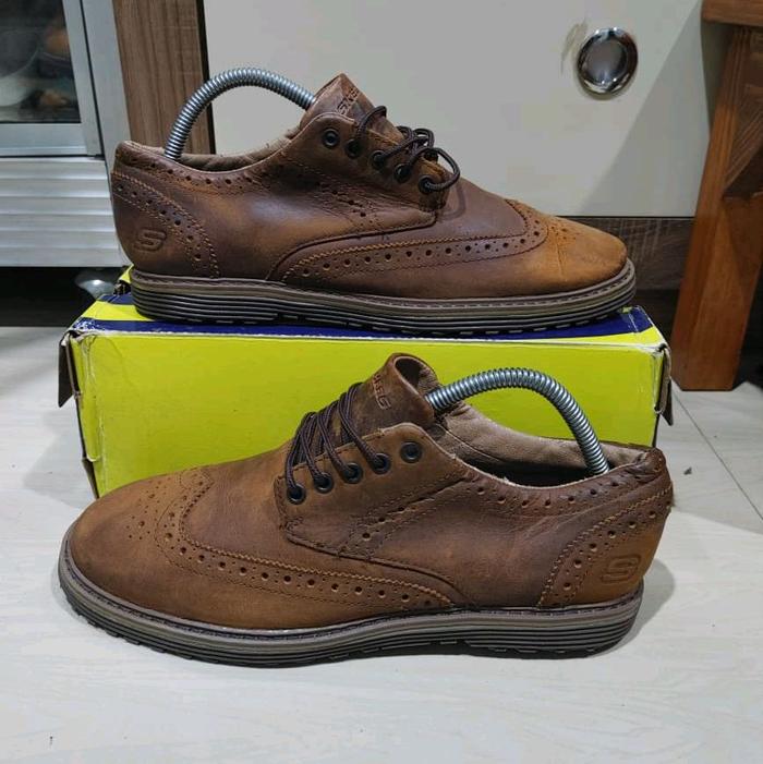 sepatu Skechers classic fit leather preloved size 40