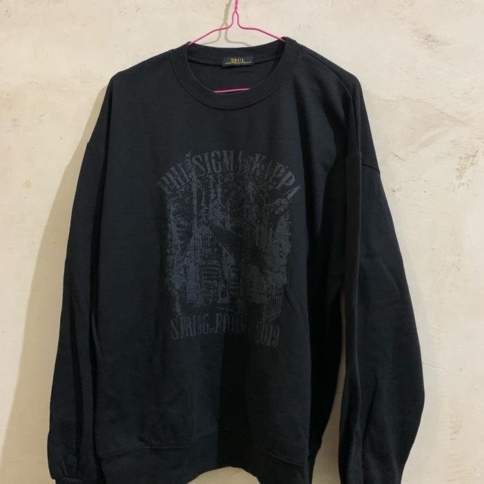 Sweater Thirft Hitam dengan Desain Grafis Elegan dan Nyaman untuk Dipakai Sehari-hari
