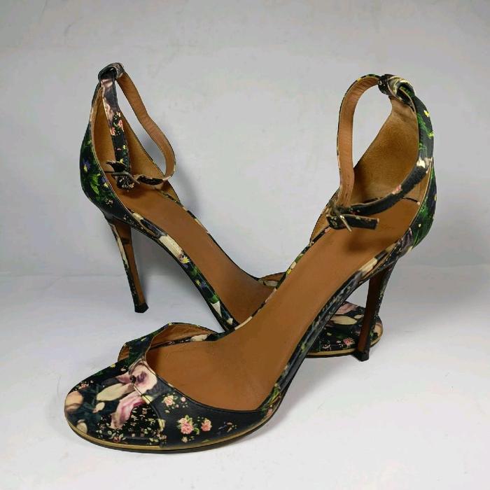 Givenchy Paris original leather Italian heels 39 size woman shoes