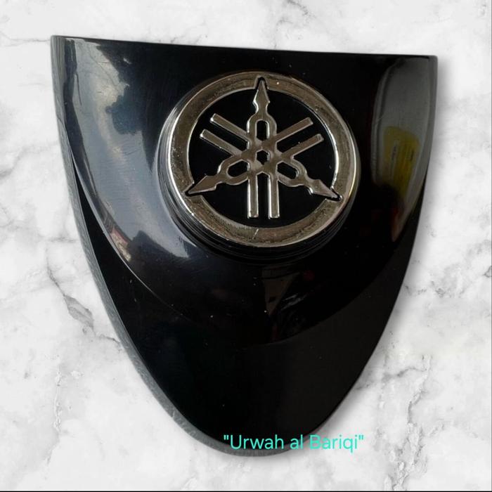 Emblem panel depan ymha fiz r vega lama hitam.
