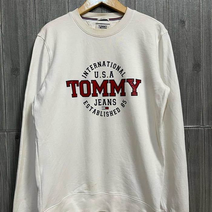 Tommy Jeans Sweater Pria International U.S.A. Est. 85 - Putih