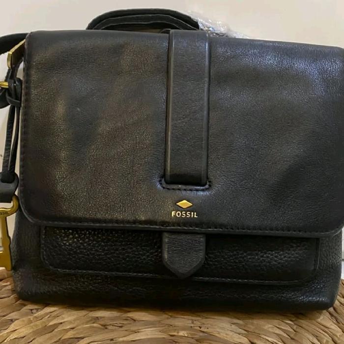 Fossil Tas Selempang Pria Kulit Hitam dengan Desain Elegan dan Fungsi Praktis