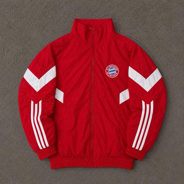 Jaket Peasut Adss X Bayer Muchen Unisex Merah dengan Lengan Putih dan Logo Bayern Munich