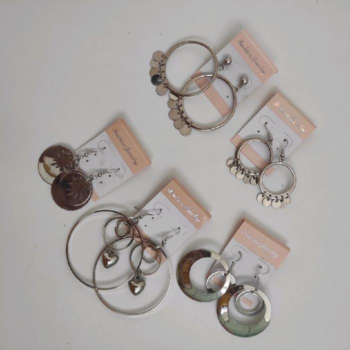Anting Anting putih model model bervariasi