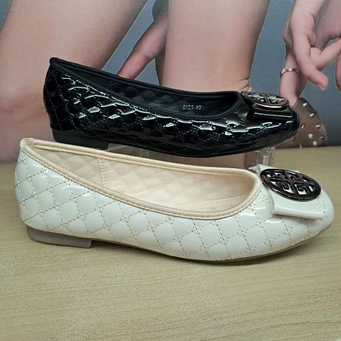 St.Moritz Sepatu Flat Wanita Model Quilted dengan Detail Logo Elegan dan Nyaman untuk Penggunaan Seh