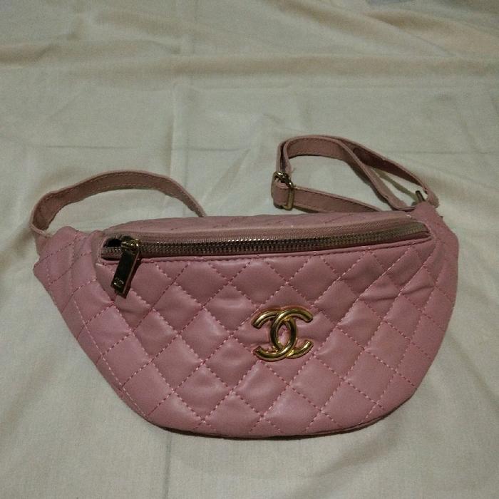 Chanel Tas Pinggang Quilted Pink dengan Logo Emas dan Ritsleting