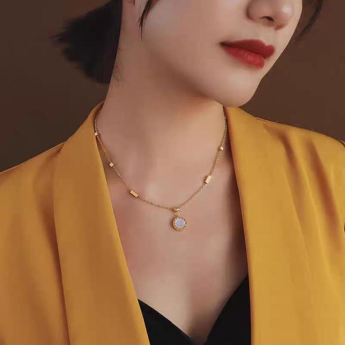 Kalung Titanium Wanita Dengan Liontin Bulgari Dengan Rantai Dadu Mewah Elegan Anti Karat Tidak Luntu