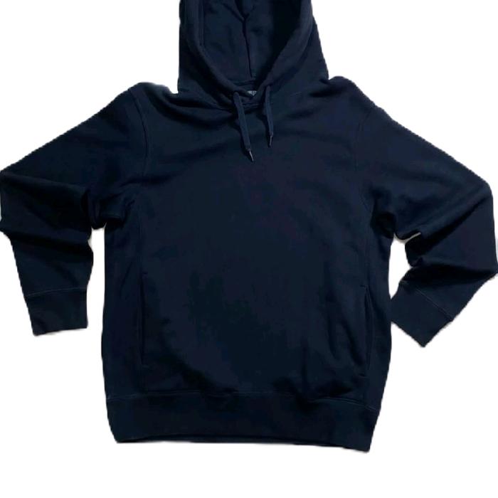 Hoodie UNIQLO Second Brand, kualitas masih 9/10 — nyaman, adem, dan bikin gaya tetap clean look.Stok