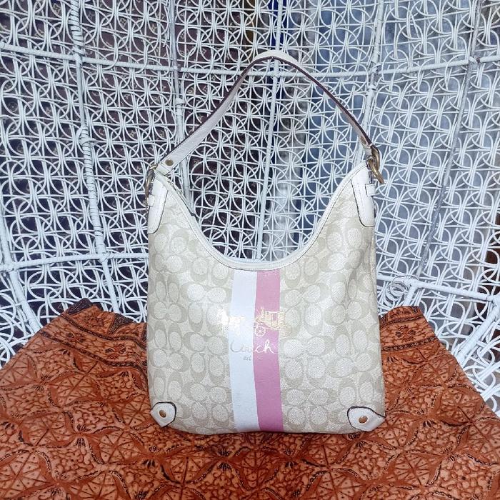 Coach Tas Wanita Elegan dengan Desain Logo Pink dan Putih Cocok untuk Acara Santai dan Formal