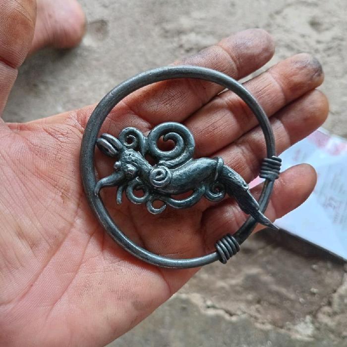 gelang dan liontin kuno barang temuan